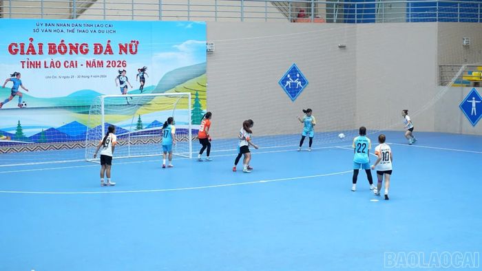 Trận đấu giữa xã Tằng Loỏng và CLB Bóng đá trẻ Bảo Thắng diễn ra sôi nổi, với chiến thắng 2-1 thuộc về xã Tằng Loỏng