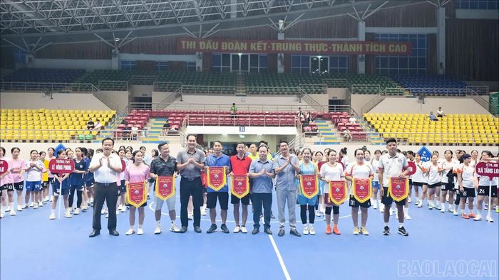 Ban tổ chức trao cờ lưu niệm cho các đội bóng tham gia giải.