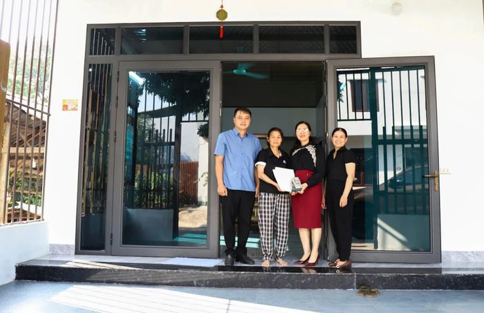 Trao kinh phí hỗ trợ cho gia đình chị Mẫn.