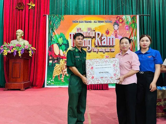Cán bộ, chiến sĩ Đồn Biên phòng Trịnh Tường trực tiếp đến từng thôn, bản trao quà cho các em nhỏ và đại diện các thôn, điểm trường.