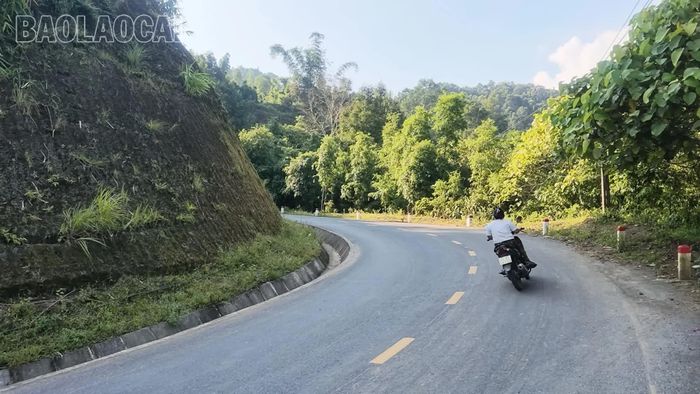 Nhiều hộ dân đã hiến đất để nắn cua, mở rộng mặt đường.
