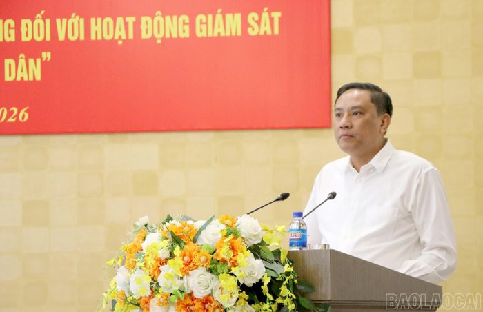 Đồng chí Hoàng Giang - Phó Bí thư Thường trực Tỉnh ủy, Chủ tịch HĐND tỉnh trình bày báo cáo tóm tắt về kết quả công tác lãnh đạo, chỉ đạo đối với hoạt động giám sát của Đoàn đại biểu Quốc hội tỉnh và HĐND các cấp.