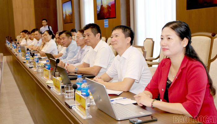 Các đại biểu tham dự buổi làm việc.