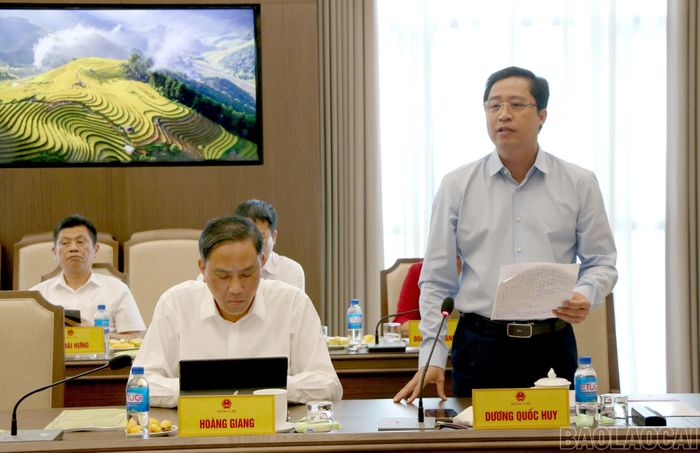 Bí thư Tỉnh ủy Dương Quốc Huy trao đổi các vấn đề từ thực tiễn của tỉnh để đoàn khảo sát nghiên cứu trong quá trình hoàn thiện Đề án.
