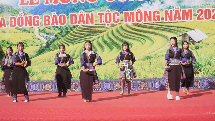 Các tiết mục văn nghệ tại lễ mừng cơm mới.