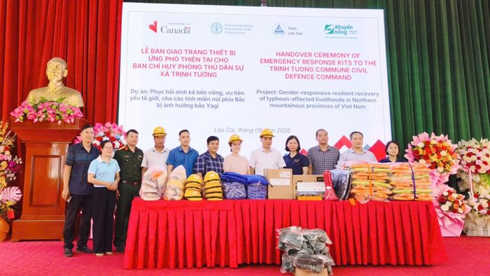 Bàn giao bộ trang thiết bị, dụng cụ ứng phó khẩn cấp cho cộng đồng và chính quyền địa phương