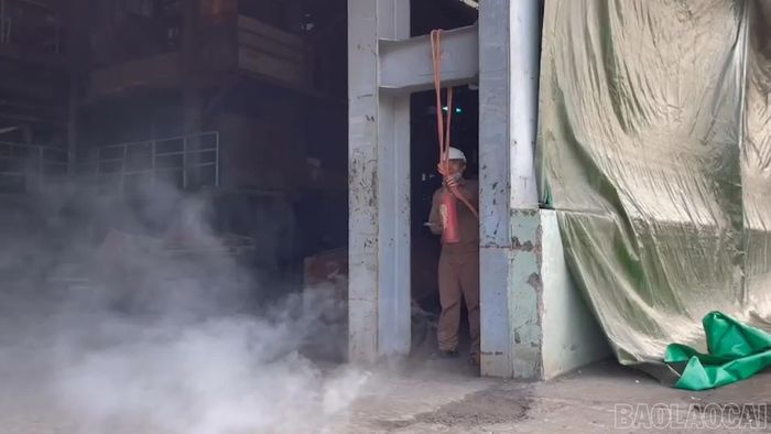 Theo tình huống giả định, tại Xưởng hỏa luyện thuộc Nhà máy luyện đồng số 1 xảy ra cháy do công nhân vi phạm quy trình an toàn, đổ xỉ nóng vào khu vực ẩm ướt, khiến xỉ văng bắn vào tấm lợp composite và thiết bị, gây cháy. Đám cháy nhanh chóng lan theo phương thẳng đứng và dọc các đường ống kỹ thuật, phát sinh nhiều khói và khí độc, đe dọa đến an toàn của người và khu vực sản xuất.