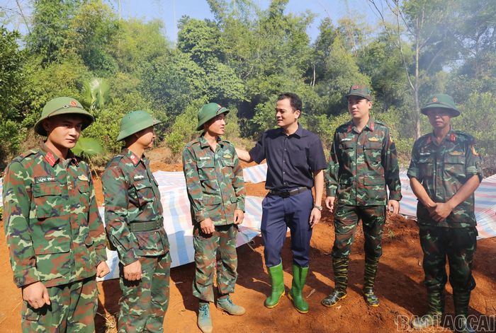Phó Chủ tịch UBND tỉnh Giàng Quốc Hưng động viên cán bộ, chiến sĩ Đội tìm kiếm, quy tập hài cốt liệt sĩ (lâm thời) khi thực hiện nhiệm vụ tại đồi Đá Vôi, phường Cam Đường.
