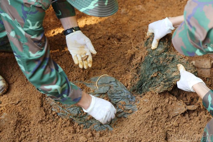 Quá trình khai quật mộ liệt sĩ đảm bảo rà soát kỹ lưỡng, tỉ mỉ từng khâu và tuyệt đối an toàn.