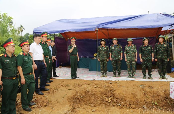 Thiếu tướng Đặng Quốc Đồng - Chỉ huy trưởng Bộ Chỉ huy Quân sự tỉnh quán triệt, động viên cán bộ, chiến sĩ thực hiện nhiệm vụ tìm kiếm, quy tập hài cốt liệt sĩ tại xã Gia Phú.