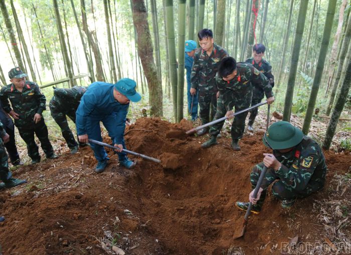 Đội tìm kiếm, quy tập hài cốt liệt sĩ (lâm thời) khai quật mộ liệt sĩ tại khu vực đồi cây Vầu, thôn Nậm Pung, xã Mường Hum.