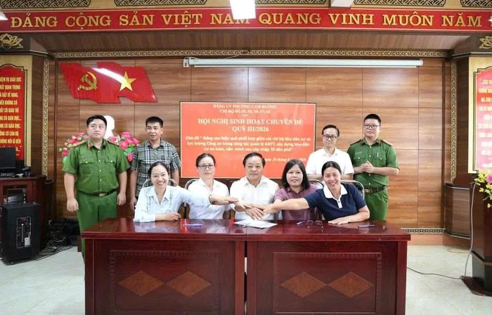 Đại diện các chi bộ trên địa bàn phường Cam Đường ký kết Nghị quyết liên tịch về an ninh khu dân cư ( Ảnh: Ánh Tuyết)