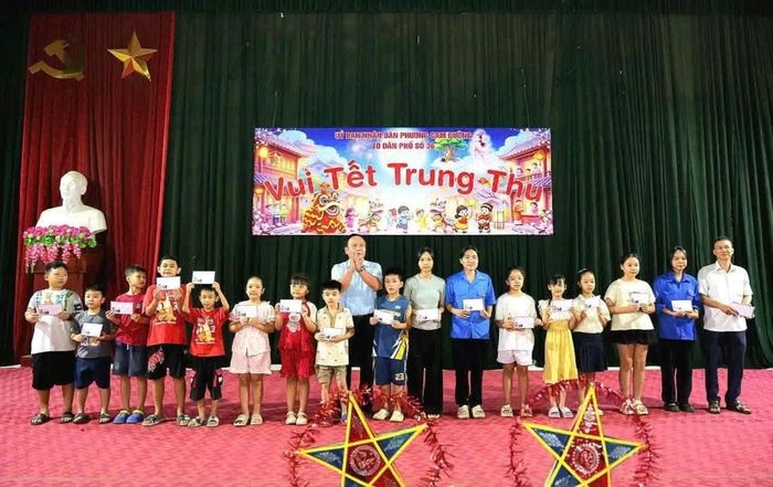 Tổ dân phố 36 luôn quan tâm chăm lo cho trẻ em trên địa bàn.