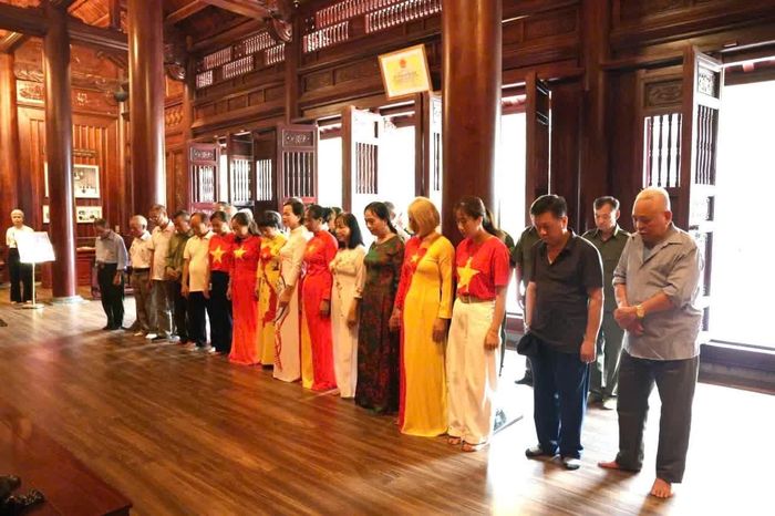 Chi bộ 31 thực hiện nghi lễ báo công dâng Bác tại Nhà tưởng niệm Chủ tịch Hồ Chí Minh ( Ảnh Lương Hương)