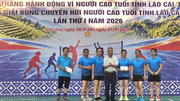 Ban tổ chức trao giải Nhất, Nhì, Ba theo nhóm tuổi và các giải phụ.