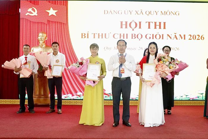 Trao giải cho các thí sinh.