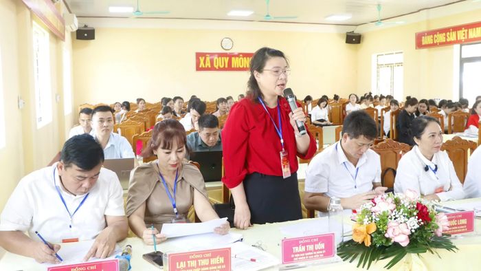 Ban giám khảo đặt câu hỏi cho các thí sinh.