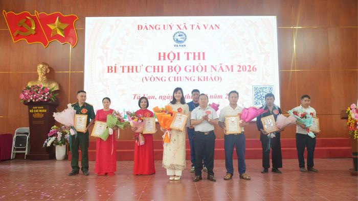 Trao giải cho các thí sinh.