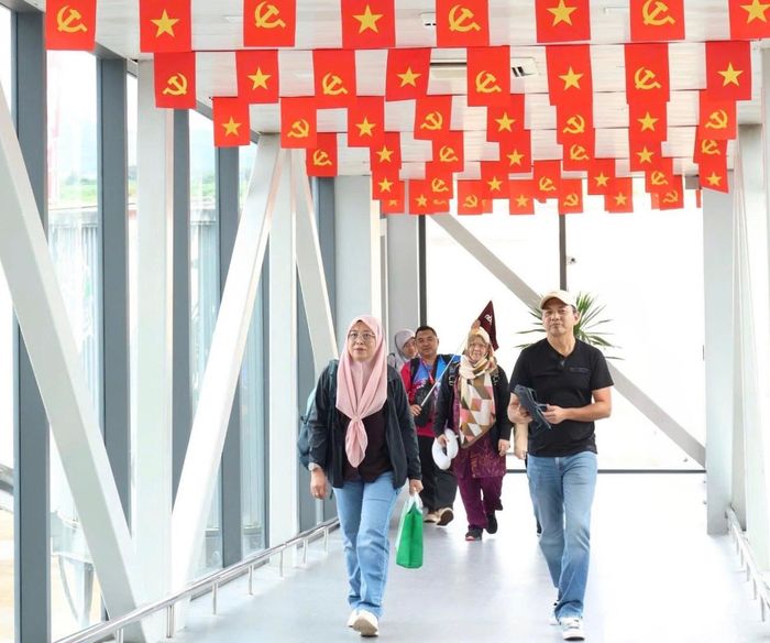 Những vị khách quốc tế đầu tiên đến từ Malaysia đến Đà Lạt qua Cảng hàng không Quốc tế Liên Khương sau khi Cảng được nâng cấp đường cất - hạ cánh