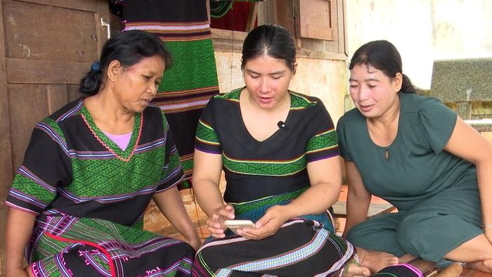 Chị Thị Sốp (ở giữa) sử dụng mạng xã hội để giới thiệu sản phẩm thổ cẩm, từ công đoạn dệt đến những tấm vải hoàn chỉnh