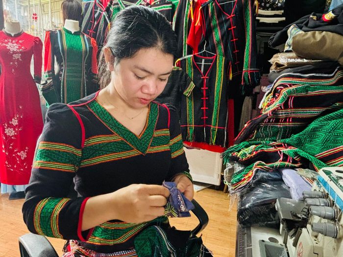 Chị Thị Thanh thiết kế, may trang phục và các sản phẩm từ thổ cẩm M’nông, đưa chất liệu truyền thống đến gần hơn với đời sống