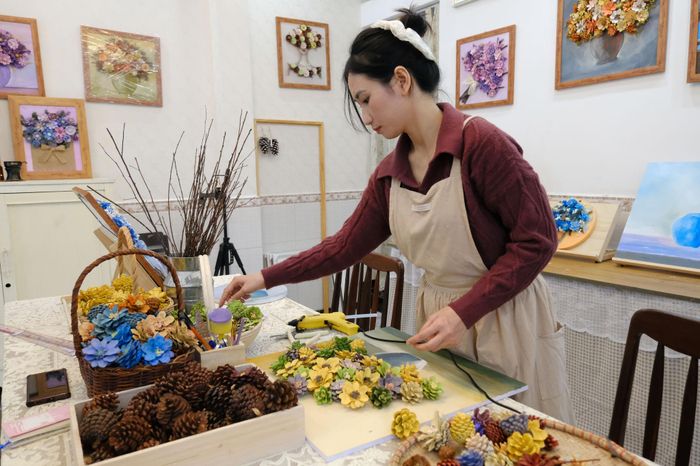 Chị Hằng cho biết khách hàng ưa thích vì mỗi bức tranh là độc bản, không đại trà