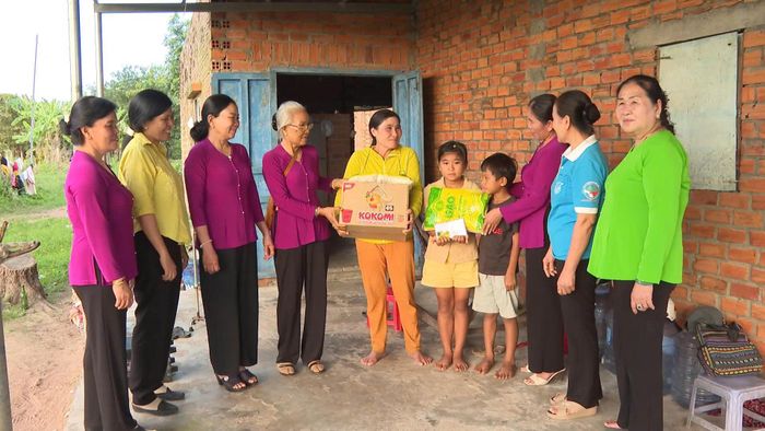 Chi Hội Phụ nữ Tổ dân phố Hàm Hiệp, phường Bình Thuận trao quà sẻ chia với các hoàn cảnh khó khăn trên địa bàn