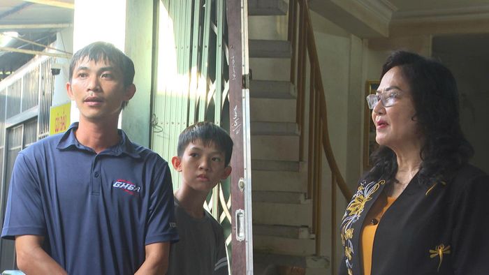 Bà Lê Thị Bạch Phượng thăm hỏi, chia sẻ với gia đình anh Lê Viết Đông