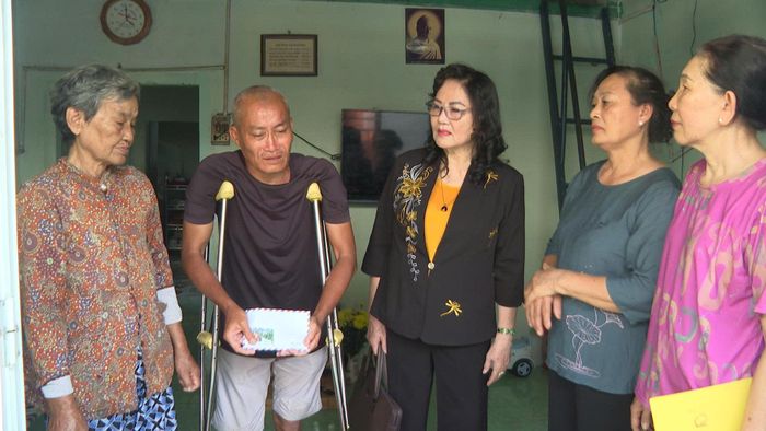 Bà Lê Thị Bạch Phượng cùng các thành viên trong chi Hội Phụ nữ Tổ dân phố 4, phường Phú Thủy trao quà cho gia đình có hoàn cảnh khó khăn