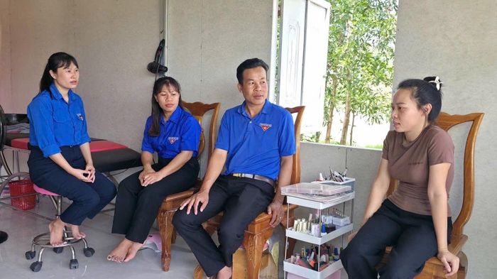 Đoàn xã La Dạ thăm mô hình khởi nghiệp của chị Nguyễn Thị Thảng (ngoài cùng bên phải)