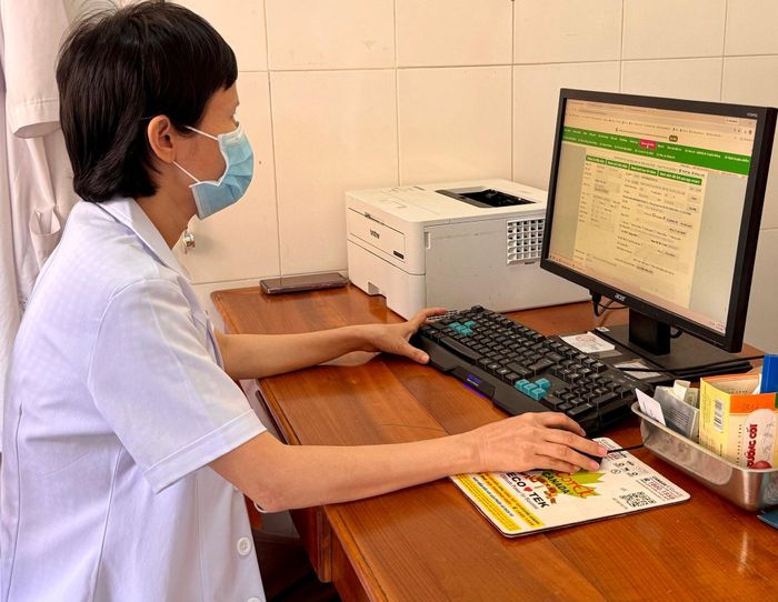 Lập sổ sức khỏe điện tử cho người dân tại Trạm Y tế xã Cát Tiên 3