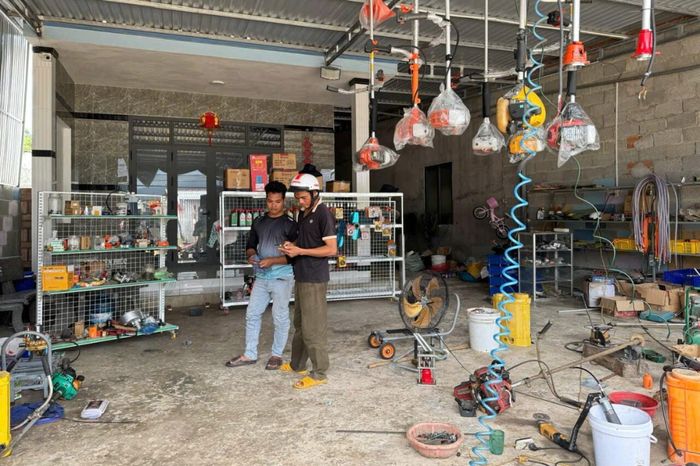 Trao đổi, tư vấn với khách hàng
