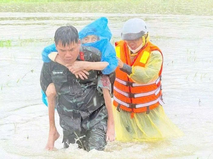Các lực lượng sẵn sàng hỗ trợ di dời người dân ra khỏi khu vực nguy hiểm