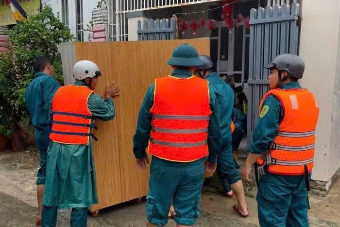 Các lực lượng hỗ trợ người dân di chuyển tài sản ra khỏi khu vực nguy hiểm