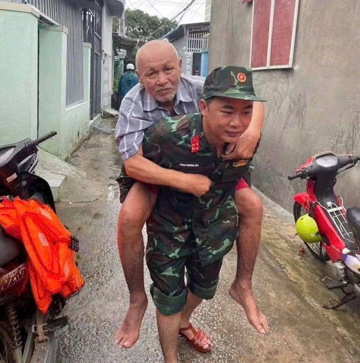 Hỗ trợ di dời người dân đến nơi an toàn
