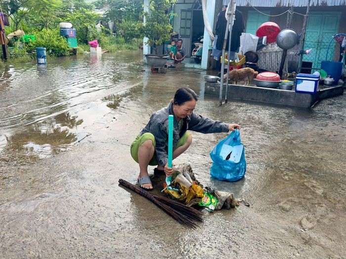 Các hộ dân vùng ngập phường Bình Thuận dọn dẹp sau lũ