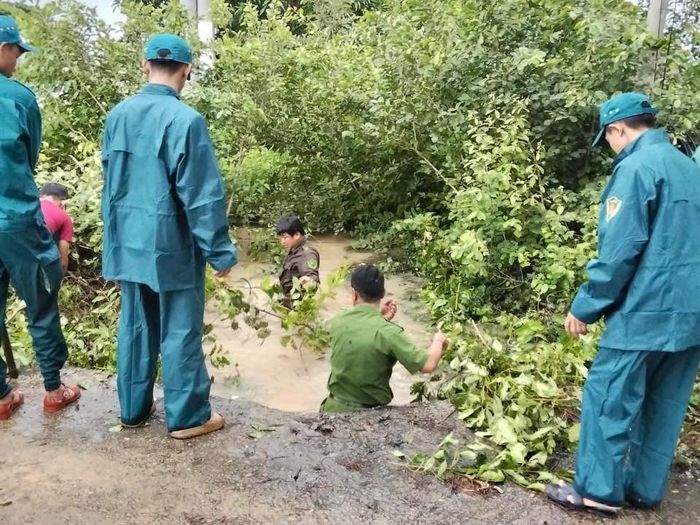 Các lực lượng khơi thông dòng chảy tại xã Hồng Sơn để thoát nước