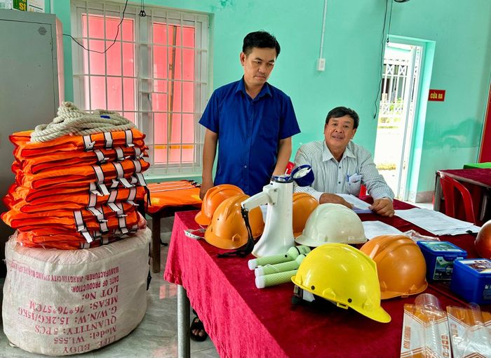 Công tác trực ban, chuẩn bị các vật dụng sẵn sàng ứng phó thiên tai ở thôn Văn Lâm, xã Tuyên Quang.