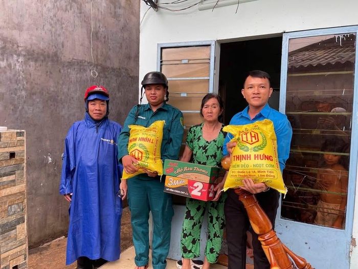 Phường Phan Thiết đến thăm, động viên các hộ dân bị sập, sạt lở nhà tại TDP 15