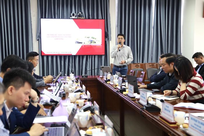 Các chuyên gia, doanh nghiệp công nghệ số trao đổi các nội dung về kết nối cung cầu sản phẩm, dịch vụ công nghệ số Make in Viet Nam phục vụ phát triển kinh tế số