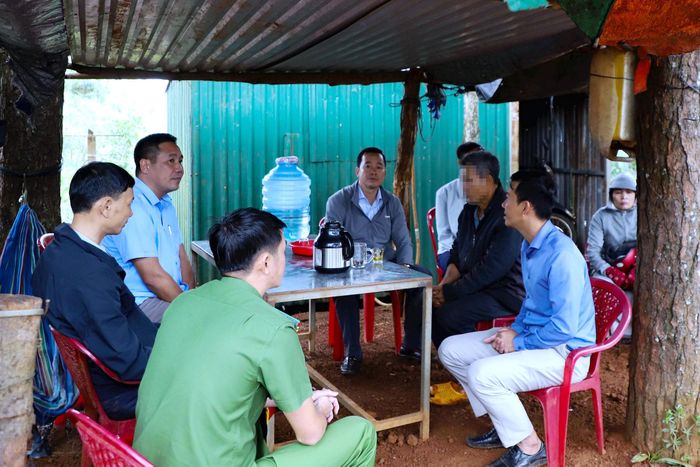Chính quyền địa phương tuyên truyền, vận động người dân không tác động tới rừng, tham gia nhận khoán bảo vệ rừng