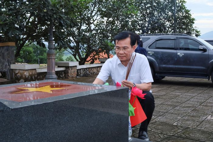 Chủ tịch UBND tỉnh Lâm Đồng Hồ Văn Mười thắp nhang viếng anh hùng liệt sĩ