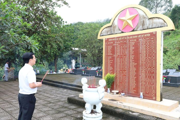 Chủ tịch UBND tỉnh Lâm Đồng Hồ Văn Mười dâng hương tại Bia ghi danh liệt sĩ Tánh Linh