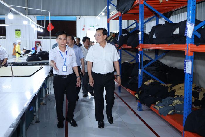 Chủ tịch UBND tỉnh Hồ Văn Mười cùng đến thăm tình hình sản xuất tại Công ty TNHH Đầu tư quốc tế Việt Đức – Chi nhánh Tánh Linh