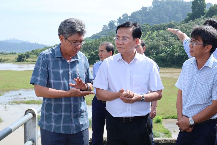 Chủ tịch UBND tỉnh Lâm Đồng Hồ Văn Mười (thứ 2 từ trái qua) kiểm tra tình hình phòng, chống thiên tai tại khu vực Đập dâng Tà Pao, xã Đồng Kho