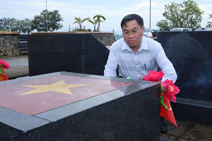 Tỉnh ủy viên, Phó Chủ tịch UBND tỉnh Lâm Đồng Võ Ngọc Hiệp thắp nhang viếng anh hùng liệt sĩ