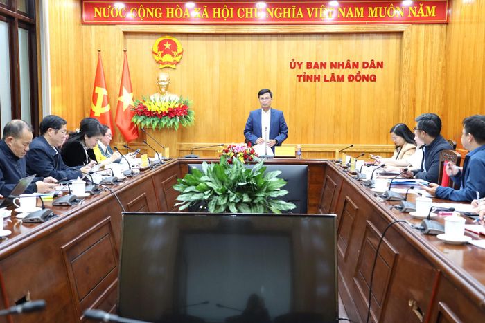 Đồng chí Đinh Văn Tuấn, Tỉnh ủy viên, Phó Chủ tịch UBND tỉnh Lâm Đồng chủ trì buổi làm việc về triển khai Công văn của Thủ tướng Chính phủ và chỉ đạo của UBND tỉnh về đẩy mạnh công tác khám sức khỏe định kỳ, khám sàng lọc miễn phí cho người dân trên địa bàn tối 24/9