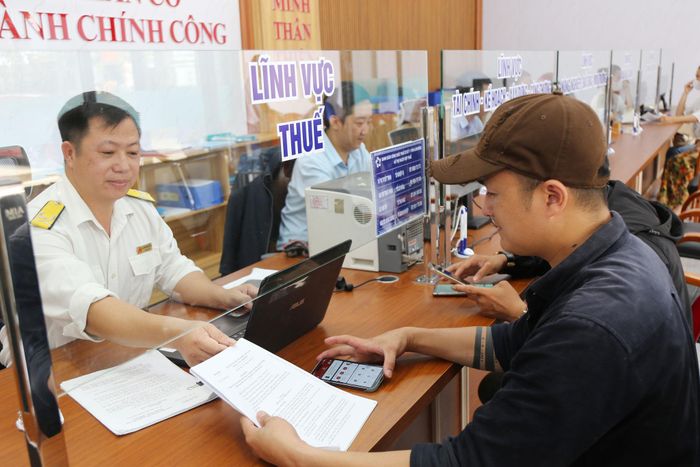 Người nộp thuế thực hiện các thủ tục liên quan tại Trung tâm Phục vụ hành chính công xã Nhân Cơ (Lâm Đồng)