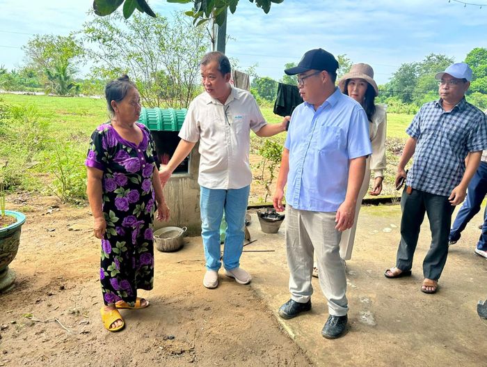 Lãnh đạo tỉnh thăm, động viên người dân vùng ngập Hàm Thuận Bắc
