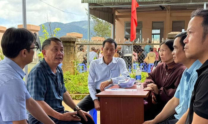 Đoàn giám sát của Sở Y tế trao đổi với chính quyền địa phương